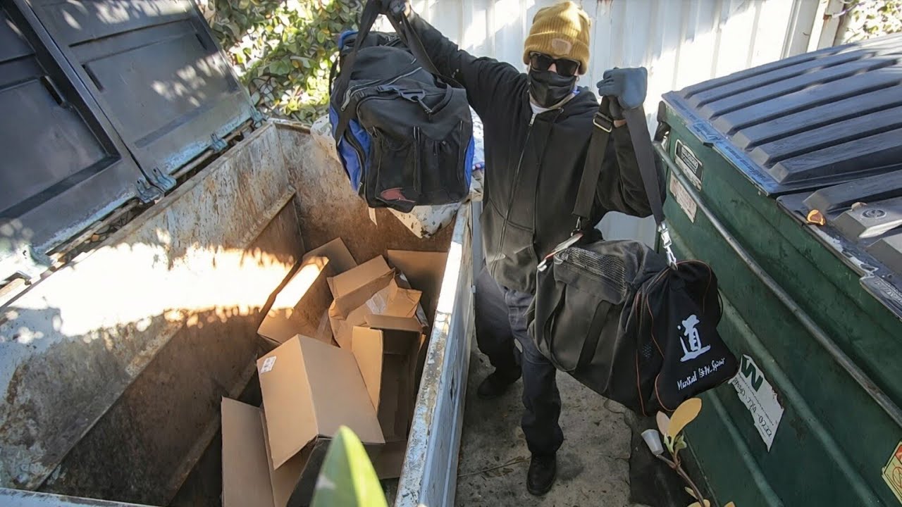 ENCUENTRO 2 MALETAS en este BOTE😱estaban LLENAS DE COSAS #dumpsterdiving #funny 