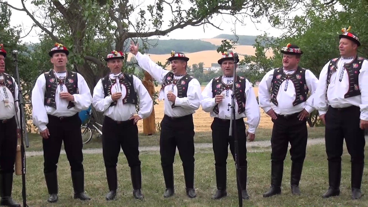 Mužský sbor Rohatčané na 12.Hodovém zpívání v búdách ve Vlčnově