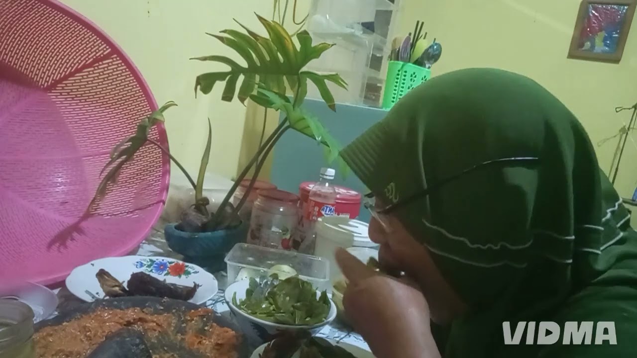 Yangt i berbuka puasa makan lele goreng enak pooll