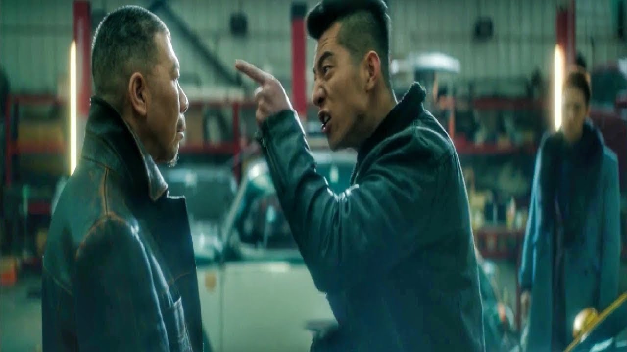 لم يعلم أن العجوز الذي أمامه أخطر من عصابة كاملة