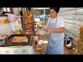 Elle prpare le dner kebab turc traditionnel dans une camionnette sur la route