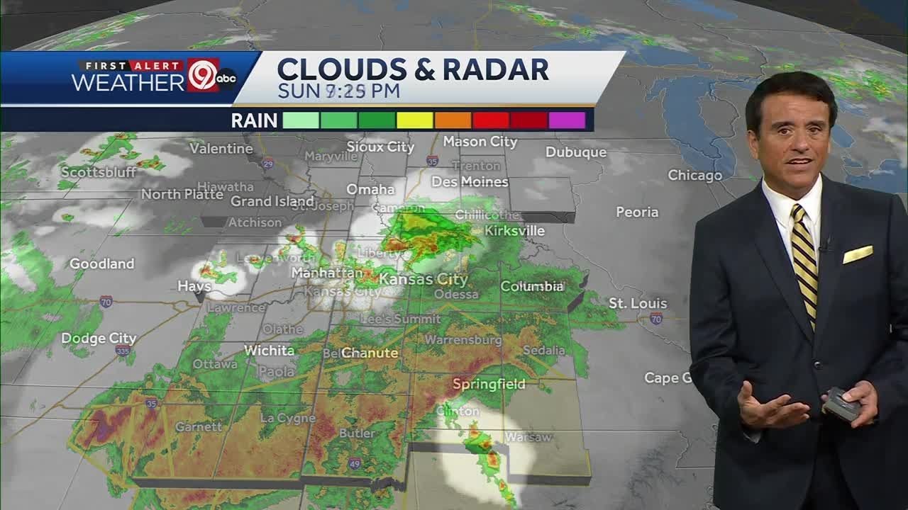 Strong storms move through the Kansas City metro Sunday night - YouTube