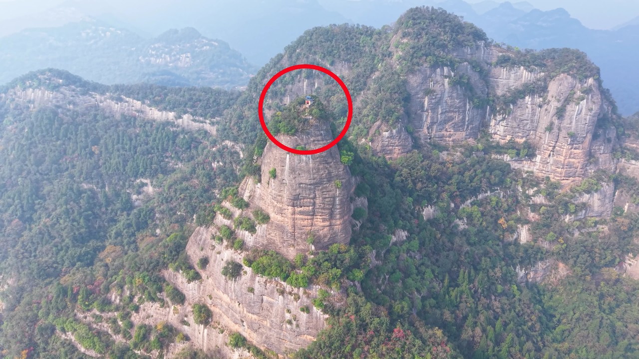 Дома построены на огромной горе, имеющей форму свечи, словно воздушные замки.