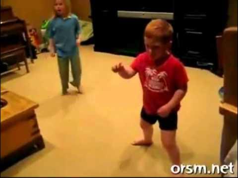 маленький джексон танцует. маленький мальчик танцует в школе видео. маленький фанат танцует. парень танцует. танец маленького мальчика.