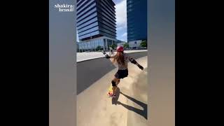 Shakira andando de skate (21/08/2021)