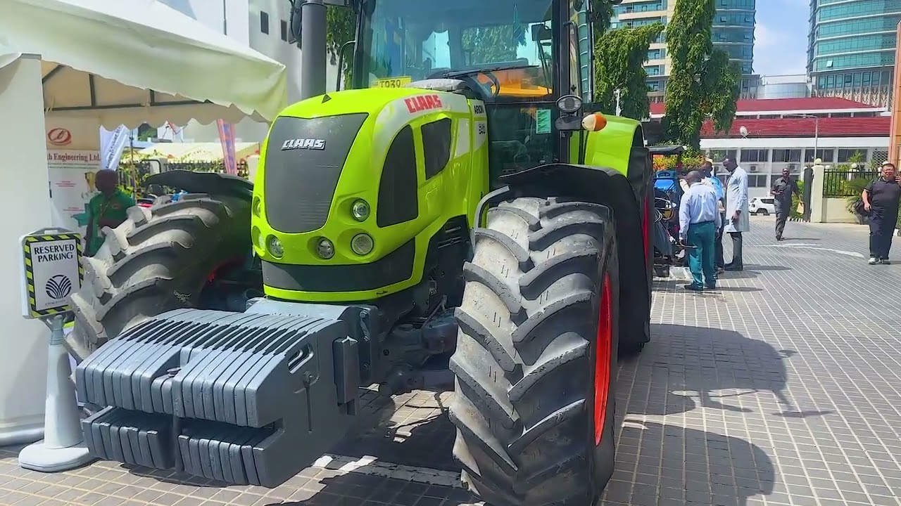 WAZIRI MKUU MHE. MWIGULU NCHEMBA AKIKAGUA ZANA ZA KILIMO KATIKA MKUTANO WA ACSAM WA WIZARA YA KILIMO