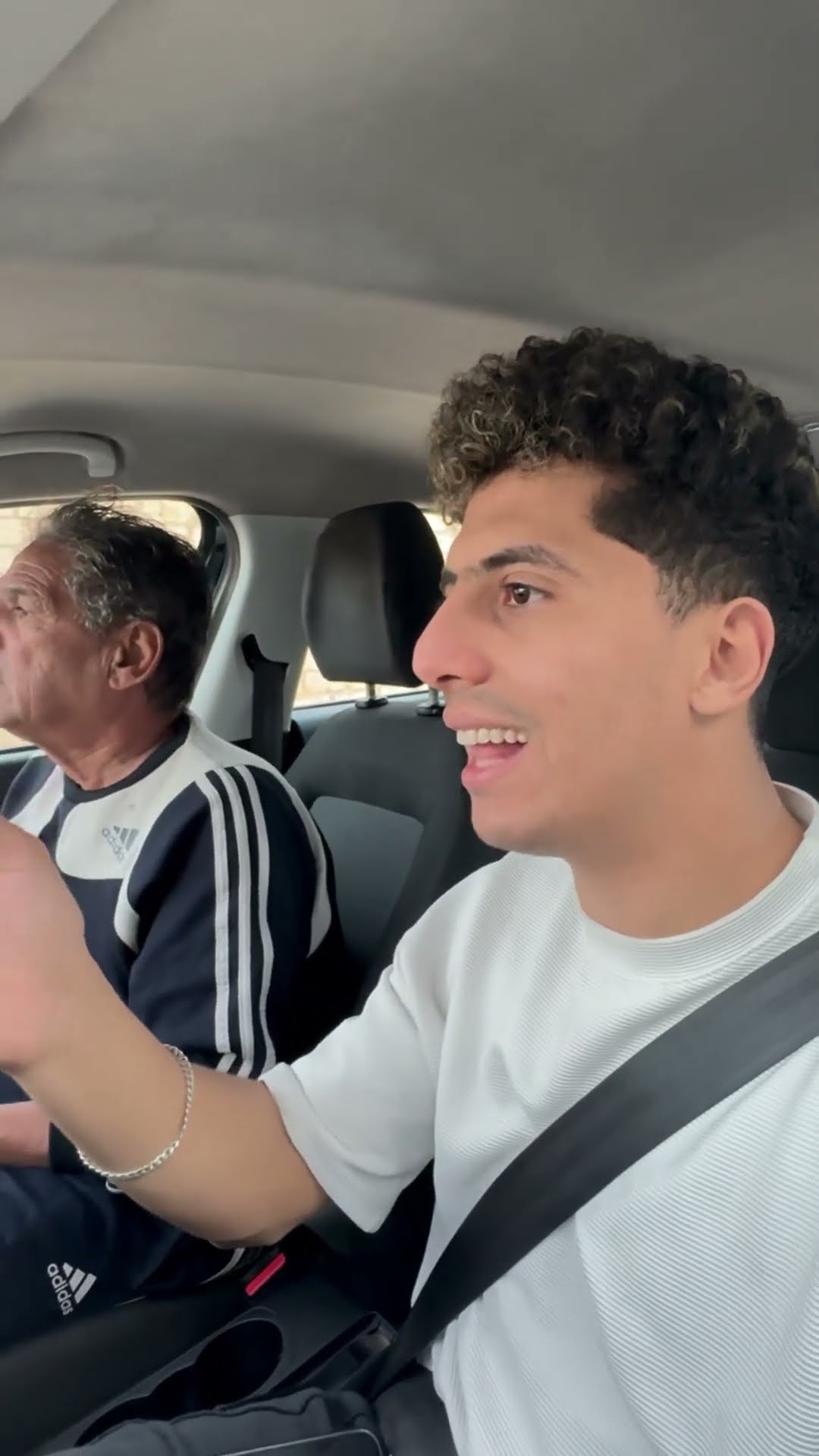 جدي اتصدم لما شغلتلو اغنيه ??