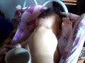 Emanuelly comendo frutas(banana e maçã) com a vovó pela 1° vez