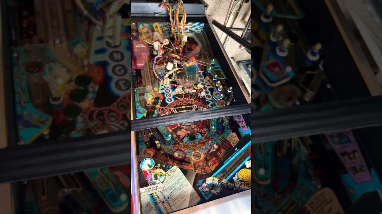 Она ослепила меня странной наукой, ремонтируя пинбол 