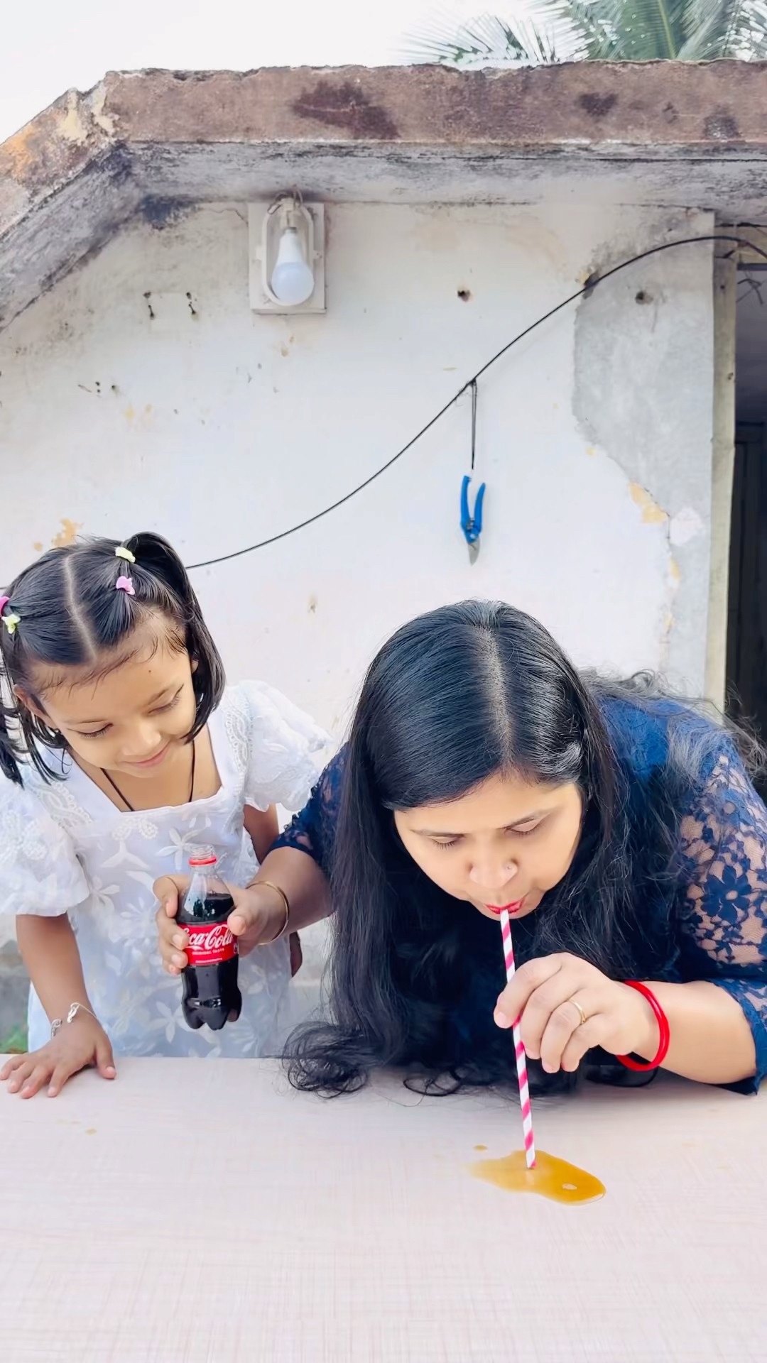 Tooktook ki mummy lag rha nhi pina sikh payegi?