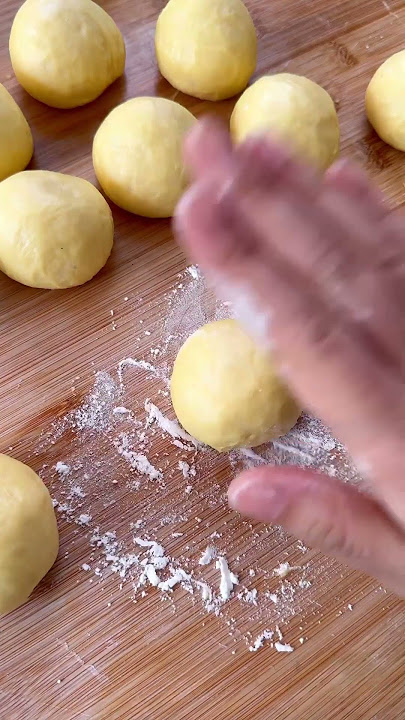 Tahta donat kentang di pegang oleh gula halus! No debat :) #luvitaho #donatkentang