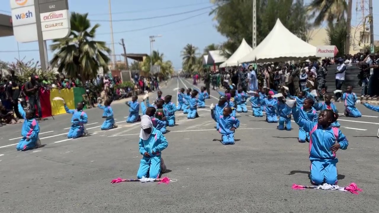 Avant goût du défilé des enfants de l’école primaire jeune fille Boubacar