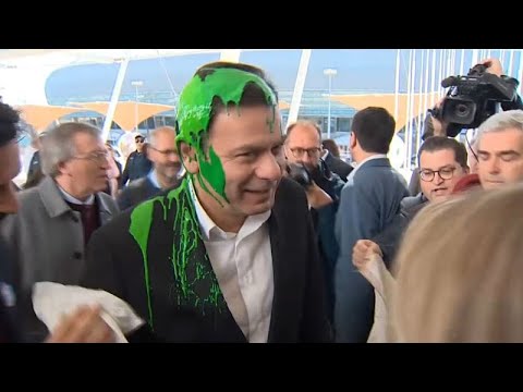 Luís Montenegro atingido com tinta verde por ativistas do clima