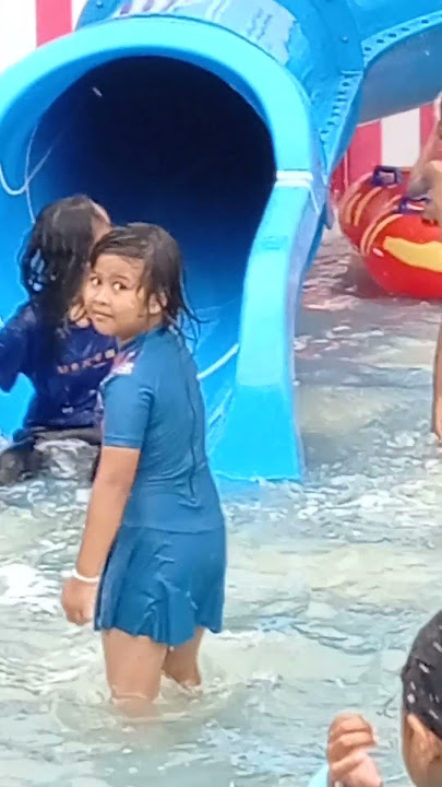 Dd anggun udh berani sendiri main sama teman teman. yg lain di @HarumabayWaterpark . (Ade cekal)