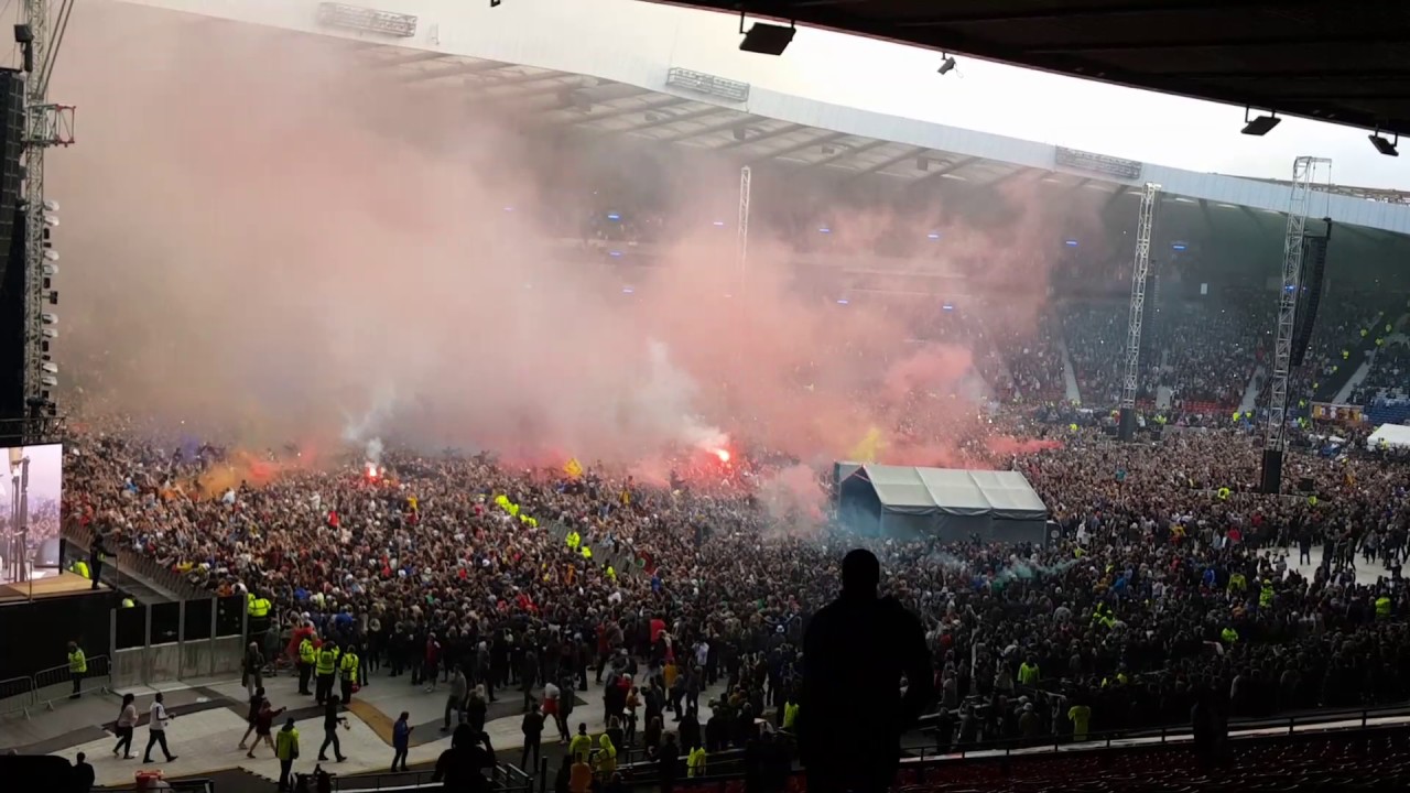 Stone Roses 2017 crowd pyro - YouTube