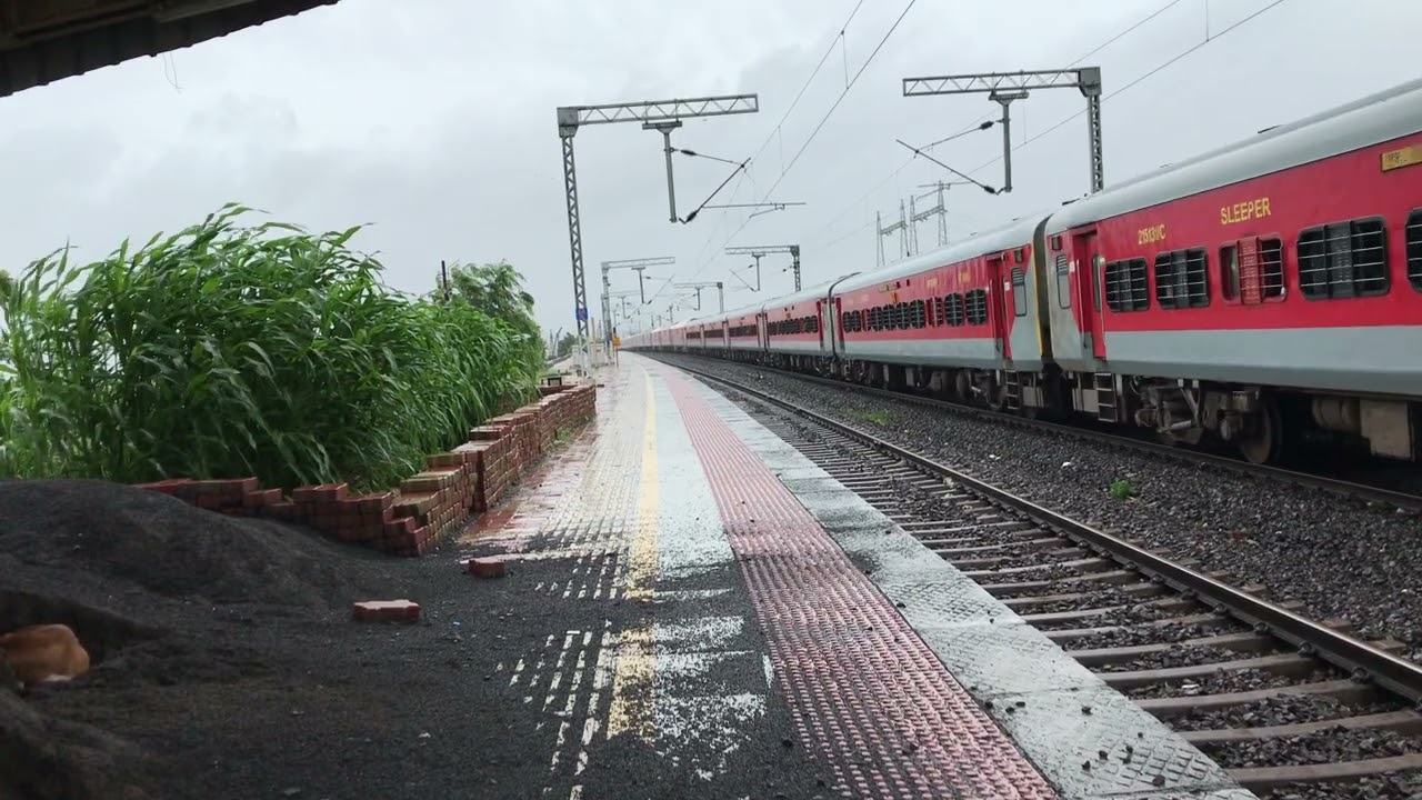 20908 Sayaji Nagari Superfast Express crossing Vaitarna in Rainy day 