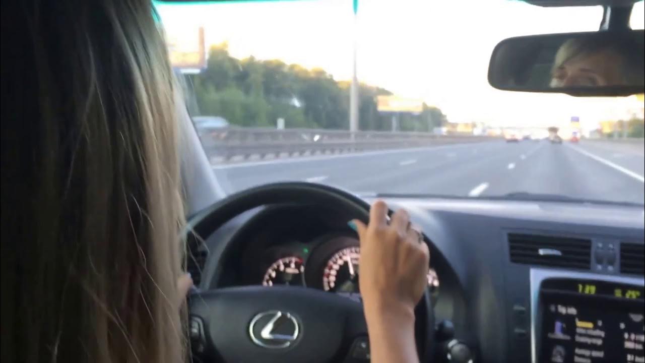 Женщина в Лексусе