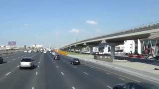 Dubai Stadtautobahn mit 6 Spuren und Burj Khalifa