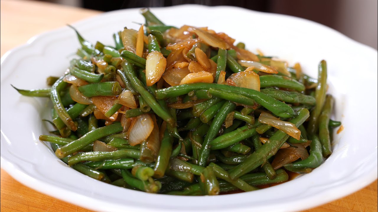 Garlic green beans (Kkeopjilkong maneul bokkeum: 껍질콩 마늘 볶음