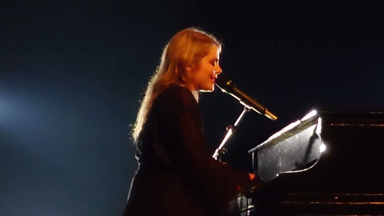 Cœur de Pirate. Place de la République.   Ancienne Belgique. 04/03/26.