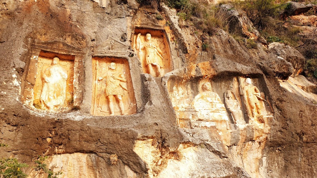 ADAM KAYALAR EŞİNE AZ RASTLANAN KAYA KABARTMASI MERSİN