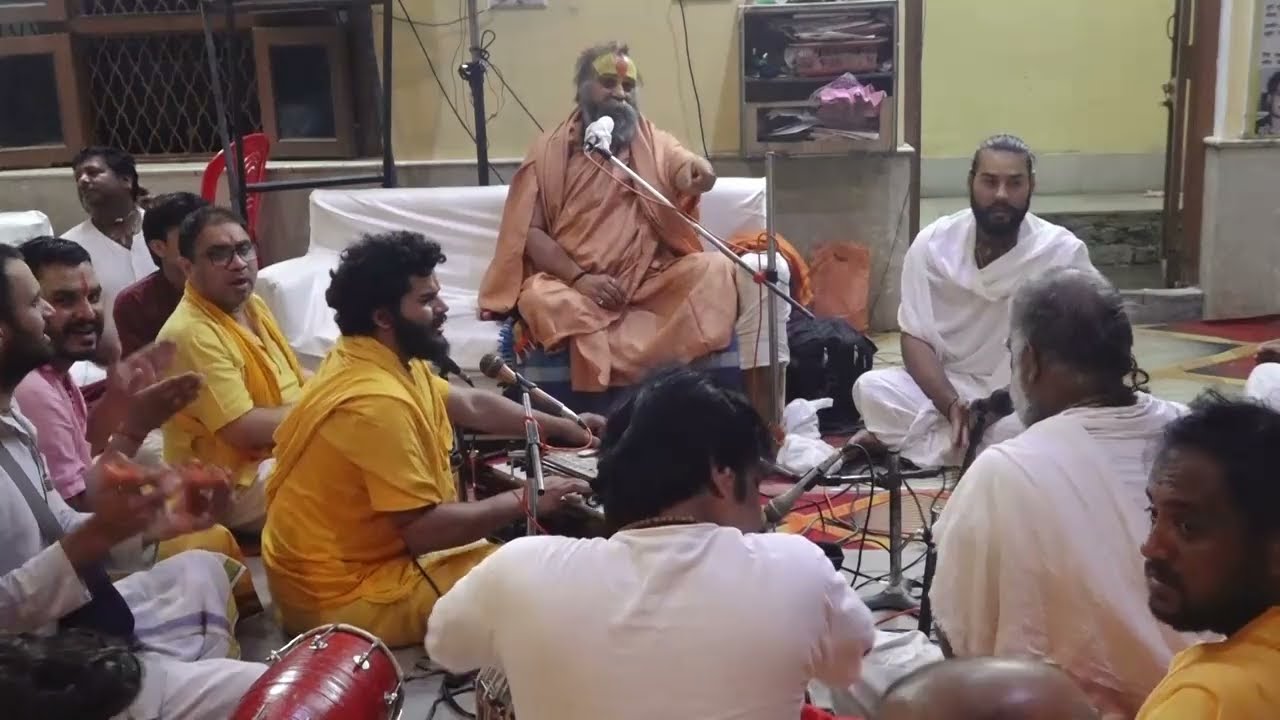 आज की तारीख में कई लोग सुनते है प्रतिदिन प्रात: पूज्य महाराज जी का ये संकीर्तन  #sankirtan #harinam