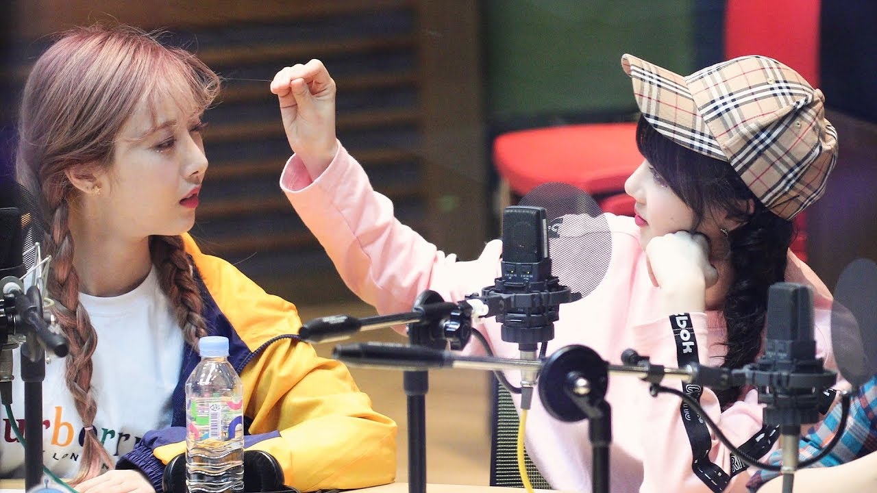 180503 여자친구 (GFRIEND) 신비 머리카락 뽑는 '예린' 직캠 @강타의 별이 빛나는 밤에 4K Fancam by -wA-