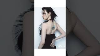 Ayaka Miyoshi gera polêmica com tatuagem floral que cobre suas costas.