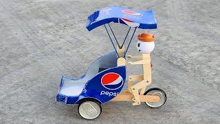 Rickshaw de transporte elétrico com robô - bicicleta triciclo de latas de Pepsi - faça você mesmo