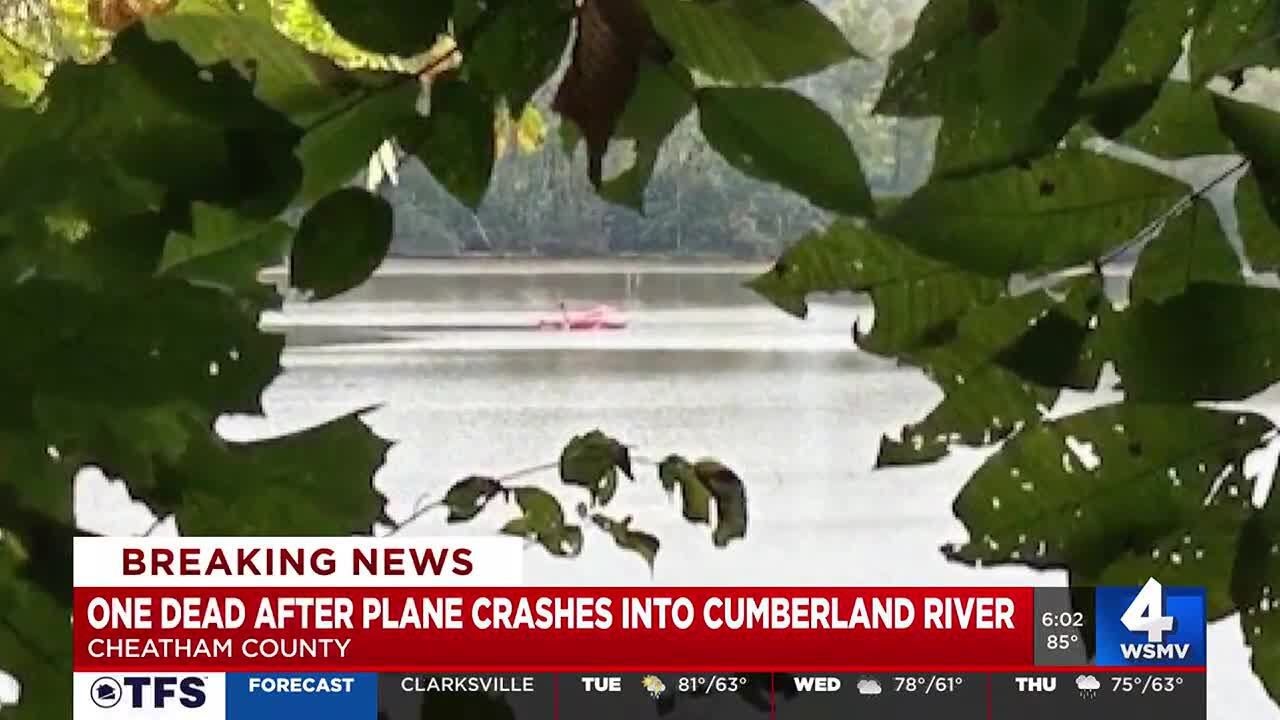 One dead after plane crashes into Cumberland River - YouTube