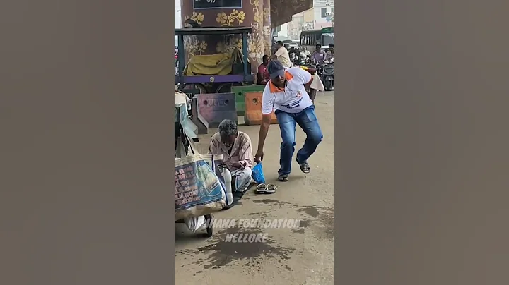 Giving Food To Poor People | Helping Poor People | Poor People Help Video | Helping Video #shorts