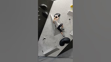 One handed dyno catch! #bouldering