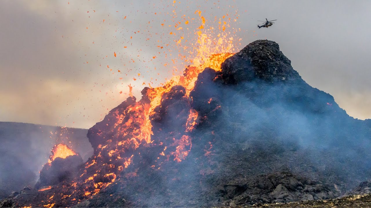 CRAZY PHOTOGRAPHY AT THE ICELAND VOLCANO ERUPTION | Hiking to the Geldingadalur eruption.