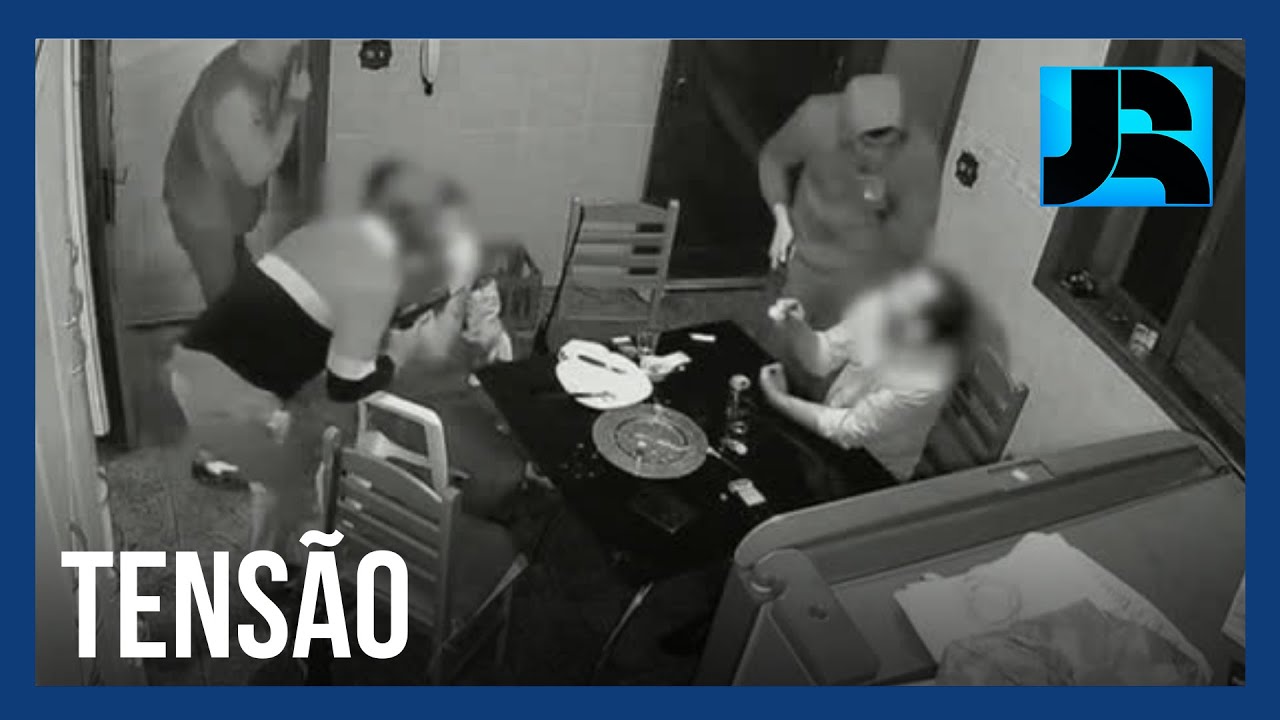 Assaltantes invadem casa e fazem família refém em São Paulo