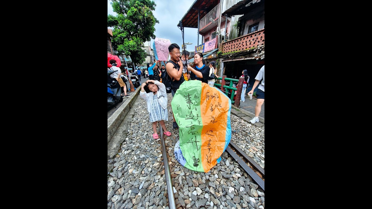 十分天燈祈福Sky lanterns for blessings in Shifen Old Street #十分老街 #十分天燈 縮圖