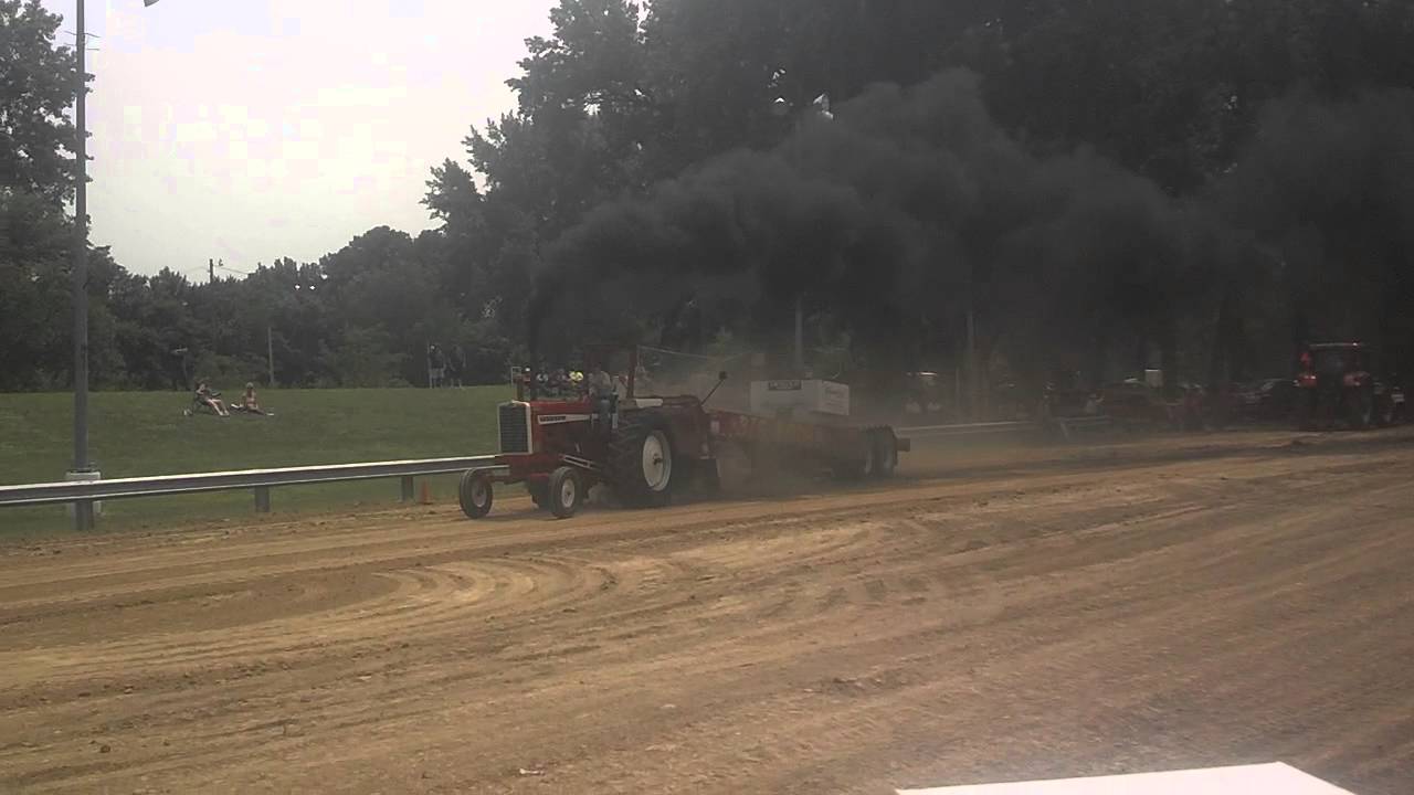 Farmall 1206 pulling in Wisner, NE 2013 pull YouTube