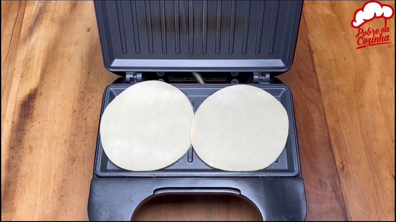 adicione massa de pastel na sanduicheira, e você não vai querer fazer de outro jeito