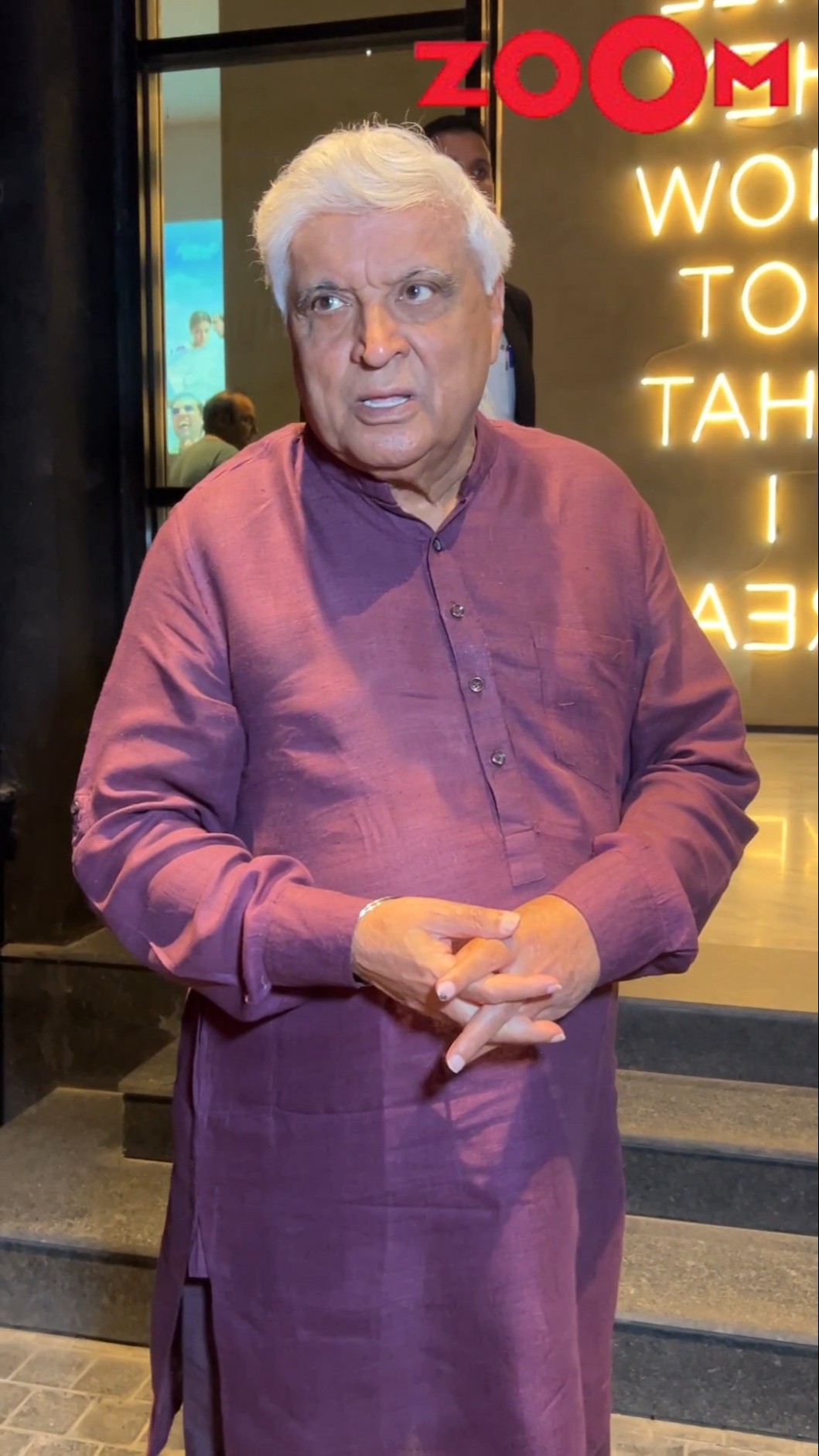Javed Akhtar ARRIVES to attend a film screening and RUSHES in to greet guests #javedakhtar #shorts