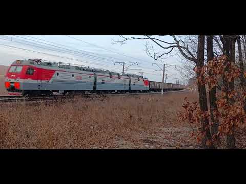 Электровоз 3ЭС5К-1280 "Ермак" с грузовым поездом выходит из кривой,следуя по утренниму Транссибу.