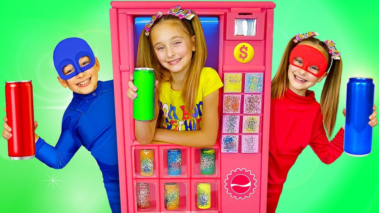 Sasha se ha convertido en una máquina expendedora de juguetes gigante y ayuda a tus amigos