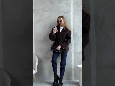 Елегантне жіноче коротке пальто з поясом кашемірове оверсайз Aurora шоколадне, видео 1