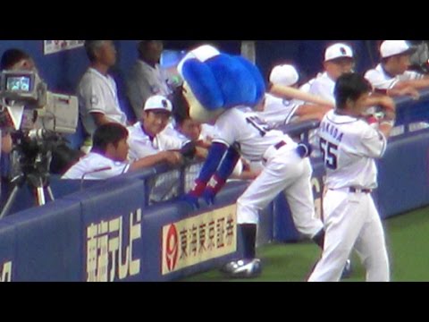 2016.08.30 試合直前ベンチ前ドアラ