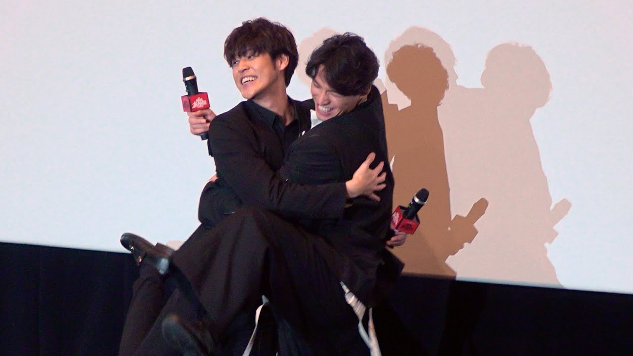 宮野真守＆福士蒼汰、ハグや顔接近で爆笑イチャイチャトーク！　ゲキ×シネ『神州無頼街』舞台挨拶