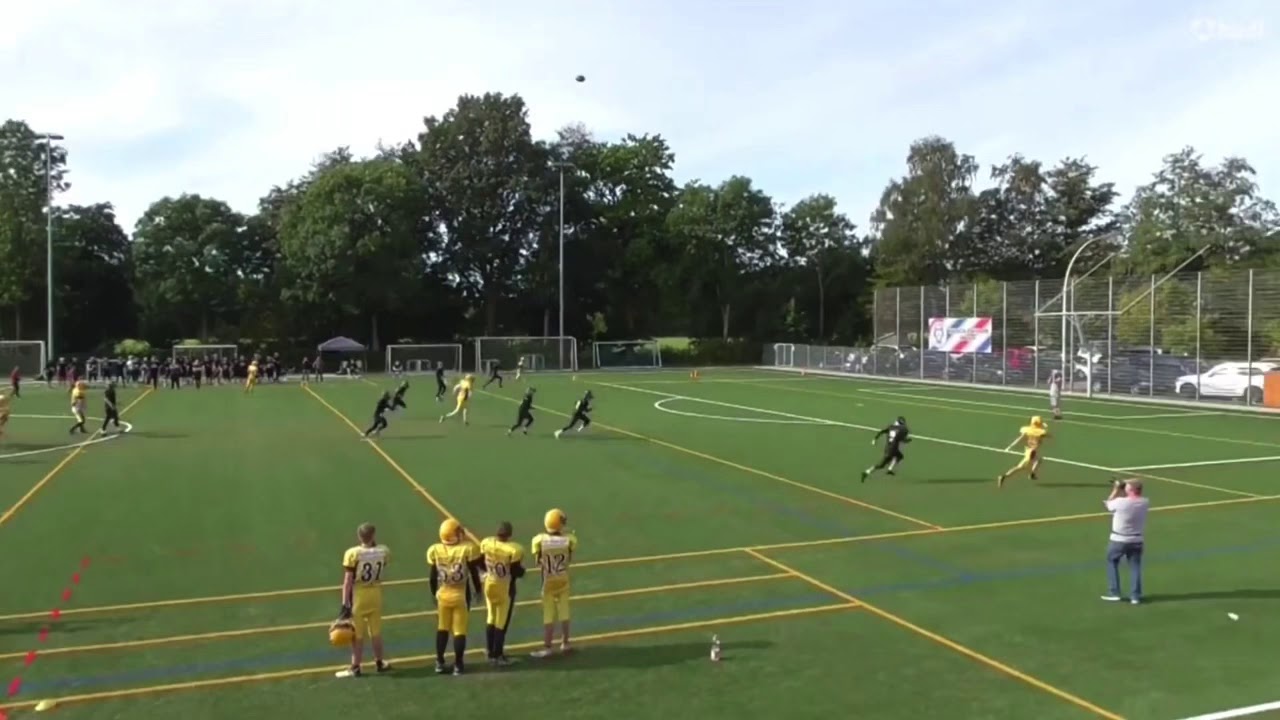 Young German Wide Receiver makes amazing Sideline Catch!