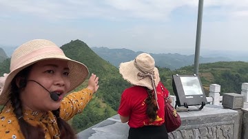 Nghe hướng dẫn viên thuyết minh về cột cờ Lũng Cú Hà Giang