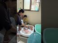 一拖三的日子里 带娃出门好多人都说，你好厉害啊 一个人可以带三个孩子 还要做家务煮饭啥的 是啊，我也觉得我好厉害 我可以一个人在家陪着他们不出门 我可以一个人一边哄娃，一边做家务 我可以一个人带着他