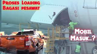 Proses bongkar muat barang pada pesawat terbang