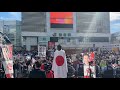 赤き群衆と日の丸を纏う者