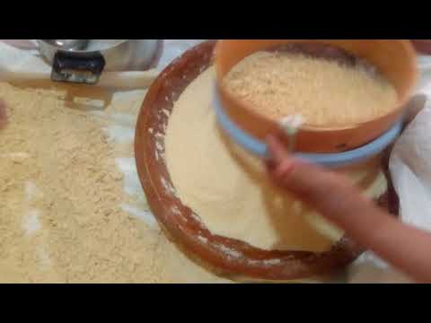 تحضير الكسكس بالطريقة التقليدية
