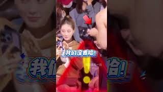 #沈月 #祝绪丹 看到半裸男模的反应！一个害羞低头，一个装作很忙看手机，根本不敢乱看，好搞笑！